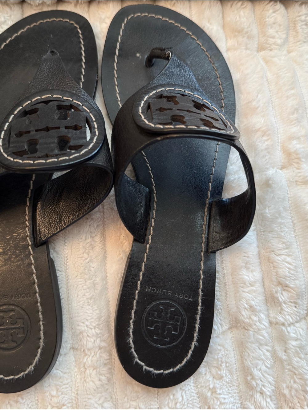 Tory Burch Black Leather Logo Thong Sandals with Contrast Stitching - Picture 2 of 4
